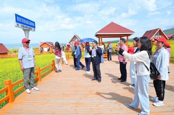 金橘策略 高原铁路开行首趟生态研学“银发”列车